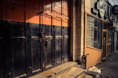 Hebron, Batı Şeria, 30 Ocak 2026 kapalı dükkan kepenkleri ve Hebron şehrinin caddesinde çift taraflı metal kapılar. Cuma günkü ticari kapanma sembolleri.