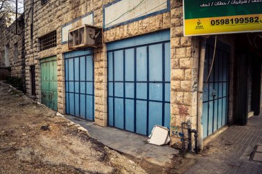 Hebron, Batı Şeria, 30 Ocak 2026 kapalı dükkan kepenkleri ve Hebron şehrinin caddesinde çift taraflı metal kapılar. Cuma günkü ticari kapanma sembolleri.