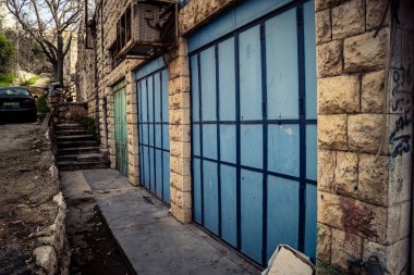 Hebron, Batı Şeria, 30 Ocak 2026 kapalı dükkan kepenkleri ve Hebron şehrinin caddesinde çift taraflı metal kapılar. Cuma günkü ticari kapanma sembolleri.