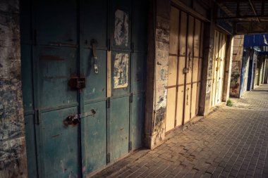Hebron, Batı Şeria, 30 Ocak 2026 kapalı dükkan kepenkleri ve Hebron şehrinin caddesinde çift taraflı metal kapılar. Cuma günkü ticari kapanma sembolleri.