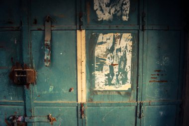 Hebron, Batı Şeria, 30 Ocak 2026. El Halil şehrinin sokaklarındaki kapalı dükkan kapılarına perçin, perçin ve kilitlerin yakın çekim detayları. Cuma günkü ticari kapanma sembolleri.