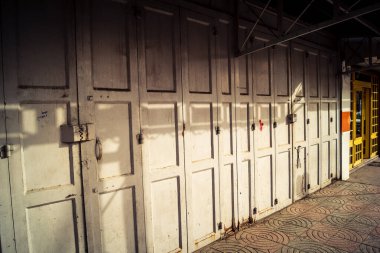 Hebron, Batı Şeria, 30 Ocak 2026 kapalı dükkan kepenkleri ve Hebron şehrinin caddesinde çift taraflı metal kapılar. Cuma günkü ticari kapanma sembolleri.