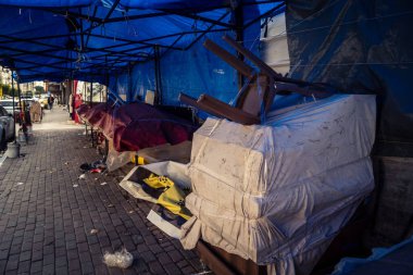 Hebron, Batı Şeria, 30 Ocak 2026. El Halil 'in merkezindeki haftalık kapanış sırasında plastik muşamba kaplı sokak satıcısı ve market tezgahları..