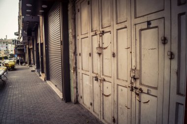 Hebron, Batı Şeria, 30 Ocak 2026 kapalı dükkan kepenkleri ve Hebron şehrinin caddesinde çift taraflı metal kapılar. Cuma günkü ticari kapanma sembolleri.