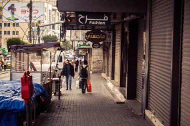 Hebron, Batı Şeria, 30 Ocak 2026 bu cuma El Halil şehrinde terk edilmiş sokaklar ve boş alışveriş bölgeleri. Dinlenme günü boyunca şehrin genel görünümü.