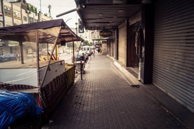 Hebron, Batı Şeria, 30 Ocak 2026 bu cuma El Halil şehrinde terk edilmiş sokaklar ve boş alışveriş bölgeleri. Dinlenme günü boyunca şehrin genel görünümü.