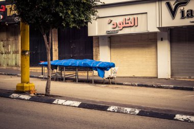 Hebron, Batı Şeria, 30 Ocak 2026. El Halil 'in merkezindeki haftalık kapanış sırasında plastik muşamba kaplı sokak satıcısı ve market tezgahları..