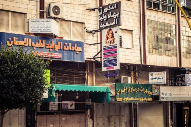 Hebron, Batı Şeria, 30 Ocak 2026 Arap dili posterleri, siyasi işaretler ve şehir merkezindeki kentsel duvarlar üzerindeki yırtık reklamlar.