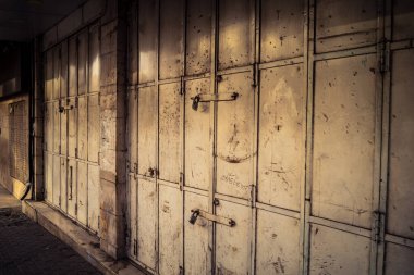 Hebron, Batı Şeria, 30 Ocak 2026 kapalı dükkan kepenkleri ve Hebron şehrinin caddesinde çift taraflı metal kapılar. Cuma günkü ticari kapanma sembolleri.