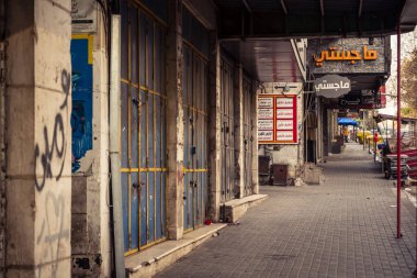 Hebron, Batı Şeria, 30 Ocak 2026 kapalı dükkan kepenkleri ve Hebron şehrinin caddesinde çift taraflı metal kapılar. Cuma günkü ticari kapanma sembolleri.