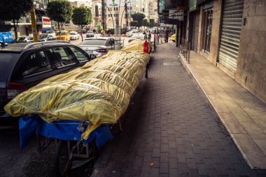 Hebron, Batı Şeria, 30 Ocak 2026. El Halil 'in merkezindeki haftalık kapanış sırasında plastik muşamba kaplı sokak satıcısı ve market tezgahları..