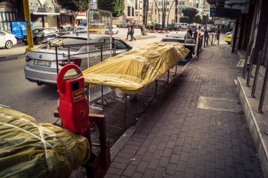 Hebron, Batı Şeria, 30 Ocak 2026. El Halil 'in merkezindeki haftalık kapanış sırasında plastik muşamba kaplı sokak satıcısı ve market tezgahları..