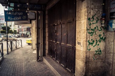 Hebron, Batı Şeria, 30 Ocak 2026 kapalı dükkan kepenkleri ve Hebron şehrinin caddesinde çift taraflı metal kapılar. Cuma günkü ticari kapanma sembolleri.