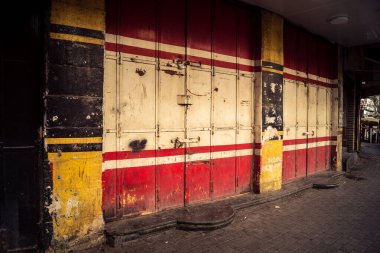 Hebron, Batı Şeria, 30 Ocak 2026 kapalı dükkan kepenkleri ve Hebron şehrinin caddesinde çift taraflı metal kapılar. Cuma günkü ticari kapanma sembolleri.