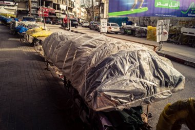 Hebron, Batı Şeria, 30 Ocak 2026. El Halil 'in merkezindeki haftalık kapanış sırasında plastik muşamba kaplı sokak satıcısı ve market tezgahları..