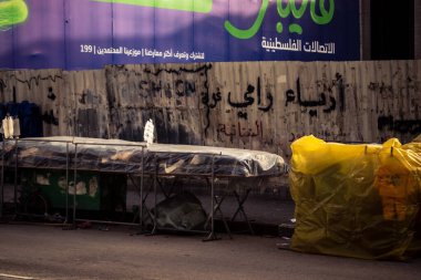 Hebron, Batı Şeria, 30 Ocak 2026. El Halil 'in merkezindeki haftalık kapanış sırasında plastik muşamba kaplı sokak satıcısı ve market tezgahları..