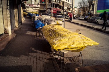 Hebron, Batı Şeria, 30 Ocak 2026. El Halil 'in merkezindeki haftalık kapanış sırasında plastik muşamba kaplı sokak satıcısı ve market tezgahları..