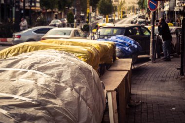 Hebron, Batı Şeria, 30 Ocak 2026. El Halil 'in merkezindeki haftalık kapanış sırasında plastik muşamba kaplı sokak satıcısı ve market tezgahları..