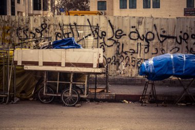 Hebron, Batı Şeria, 30 Ocak 2026. El Halil 'in merkezindeki haftalık kapanış sırasında plastik muşamba kaplı sokak satıcısı ve market tezgahları..