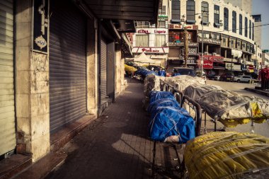 Hebron, Batı Şeria, 30 Ocak 2026. El Halil 'in merkezindeki haftalık kapanış sırasında plastik muşamba kaplı sokak satıcısı ve market tezgahları..