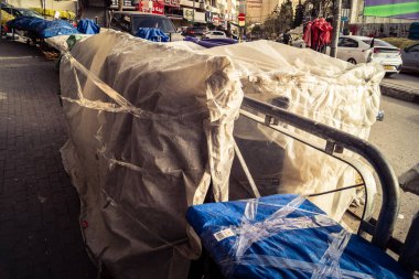 Hebron, Batı Şeria, 30 Ocak 2026. El Halil 'in merkezindeki haftalık kapanış sırasında plastik muşamba kaplı sokak satıcısı ve market tezgahları..