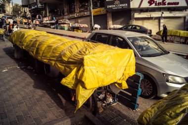 Hebron, Batı Şeria, 30 Ocak 2026. El Halil 'in merkezindeki haftalık kapanış sırasında plastik muşamba kaplı sokak satıcısı ve market tezgahları..