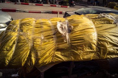 Hebron, Batı Şeria, 30 Ocak 2026. El Halil 'in merkezindeki haftalık kapanış sırasında plastik muşamba kaplı sokak satıcısı ve market tezgahları..