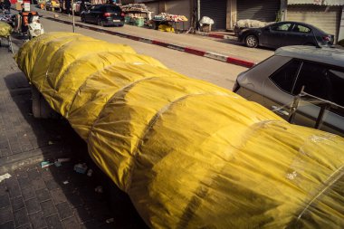 Hebron, Batı Şeria, 30 Ocak 2026. El Halil 'in merkezindeki haftalık kapanış sırasında plastik muşamba kaplı sokak satıcısı ve market tezgahları..