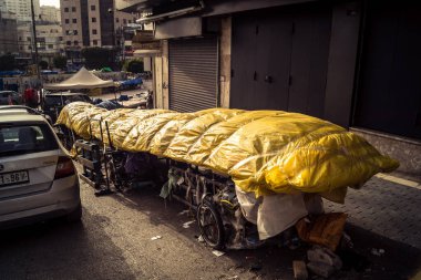 Hebron, Batı Şeria, 30 Ocak 2026. El Halil 'in merkezindeki haftalık kapanış sırasında plastik muşamba kaplı sokak satıcısı ve market tezgahları..