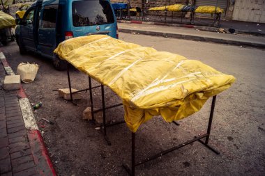 Hebron, Batı Şeria, 30 Ocak 2026. El Halil 'in merkezindeki haftalık kapanış sırasında plastik muşamba kaplı sokak satıcısı ve market tezgahları..