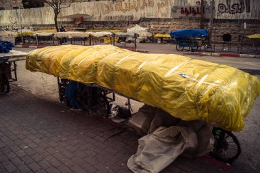 Hebron, Batı Şeria, 30 Ocak 2026. El Halil 'in merkezindeki haftalık kapanış sırasında plastik muşamba kaplı sokak satıcısı ve market tezgahları..