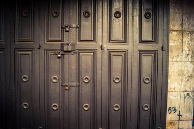 Hebron, Batı Şeria, 30 Ocak 2026. El Halil şehrinin sokaklarındaki kapalı dükkan kapılarına perçin, perçin ve kilitlerin yakın çekim detayları. Cuma günkü ticari kapanma sembolleri.