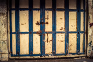 Hebron, Batı Şeria, 30 Ocak 2026. El Halil şehrinin sokaklarındaki kapalı dükkan kapılarına perçin, perçin ve kilitlerin yakın çekim detayları. Cuma günkü ticari kapanma sembolleri.