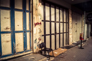 Hebron, Batı Şeria, 30 Ocak 2026 kapalı dükkan kepenkleri ve Hebron şehrinin caddesinde çift taraflı metal kapılar. Cuma günkü ticari kapanma sembolleri.