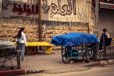 Hebron, Batı Şeria, 30 Ocak 2026. El Halil 'in merkezindeki haftalık kapanış sırasında plastik muşamba kaplı sokak satıcısı ve market tezgahları..