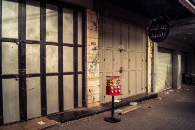 Hebron, Batı Şeria, 30 Ocak 2026 kapalı dükkan kepenkleri ve Hebron şehrinin caddesinde çift taraflı metal kapılar. Cuma günkü ticari kapanma sembolleri.