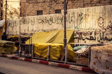 Hebron, Batı Şeria, 30 Ocak 2026. El Halil 'in merkezindeki haftalık kapanış sırasında plastik muşamba kaplı sokak satıcısı ve market tezgahları..