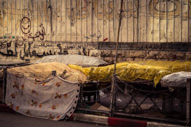 Hebron, Batı Şeria, 30 Ocak 2026. El Halil 'in merkezindeki haftalık kapanış sırasında plastik muşamba kaplı sokak satıcısı ve market tezgahları..