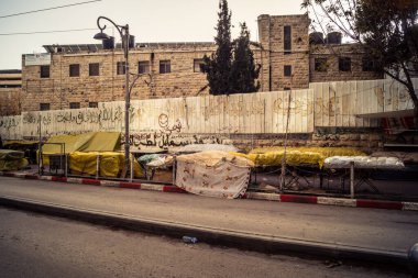 Hebron, Batı Şeria, 30 Ocak 2026. El Halil 'in merkezindeki haftalık kapanış sırasında plastik muşamba kaplı sokak satıcısı ve market tezgahları..