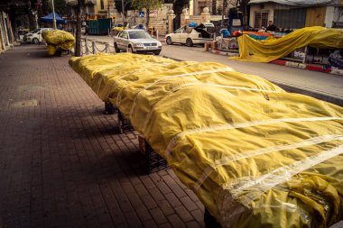Hebron, Batı Şeria, 30 Ocak 2026. El Halil 'in merkezindeki haftalık kapanış sırasında plastik muşamba kaplı sokak satıcısı ve market tezgahları..