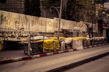 Hebron, Batı Şeria, 30 Ocak 2026. El Halil 'in merkezindeki haftalık kapanış sırasında plastik muşamba kaplı sokak satıcısı ve market tezgahları..