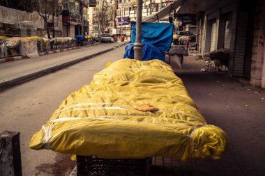 Hebron, Batı Şeria, 30 Ocak 2026. El Halil 'in merkezindeki haftalık kapanış sırasında plastik muşamba kaplı sokak satıcısı ve market tezgahları..