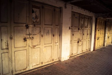 Hebron, Batı Şeria, 30 Ocak 2026 kapalı dükkan kepenkleri ve Hebron şehrinin caddesinde çift taraflı metal kapılar. Cuma günkü ticari kapanma sembolleri.