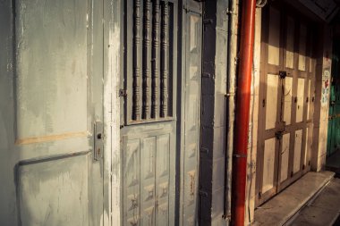 Hebron, Batı Şeria, 30 Ocak 2026 kapalı dükkan kepenkleri ve Hebron şehrinin caddesinde çift taraflı metal kapılar. Cuma günkü ticari kapanma sembolleri.