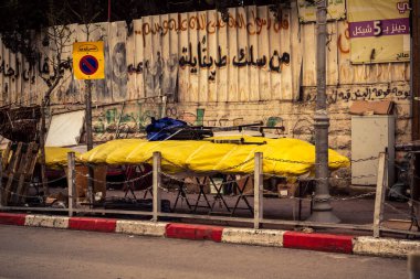 Hebron, Batı Şeria, 30 Ocak 2026. El Halil 'in merkezindeki haftalık kapanış sırasında plastik muşamba kaplı sokak satıcısı ve market tezgahları..