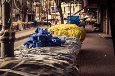 Hebron, Batı Şeria, 30 Ocak 2026. El Halil 'in merkezindeki haftalık kapanış sırasında plastik muşamba kaplı sokak satıcısı ve market tezgahları..