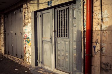 Hebron, Batı Şeria, 30 Ocak 2026 kapalı dükkan kepenkleri ve Hebron şehrinin caddesinde çift taraflı metal kapılar. Cuma günkü ticari kapanma sembolleri.