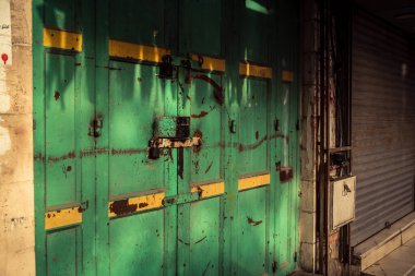 Hebron, Batı Şeria, 30 Ocak 2026 kapalı dükkan kepenkleri ve Hebron şehrinin caddesinde çift taraflı metal kapılar. Cuma günkü ticari kapanma sembolleri.