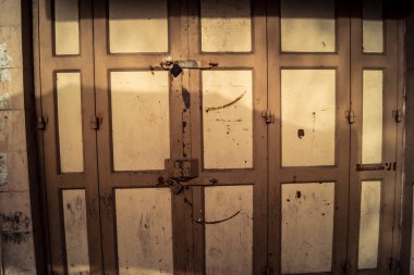 Hebron, Batı Şeria, 30 Ocak 2026. El Halil şehrinin sokaklarındaki kapalı dükkan kapılarına perçin, perçin ve kilitlerin yakın çekim detayları. Cuma günkü ticari kapanma sembolleri.