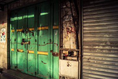 Hebron, Batı Şeria, 30 Ocak 2026 kapalı dükkan kepenkleri ve Hebron şehrinin caddesinde çift taraflı metal kapılar. Cuma günkü ticari kapanma sembolleri.